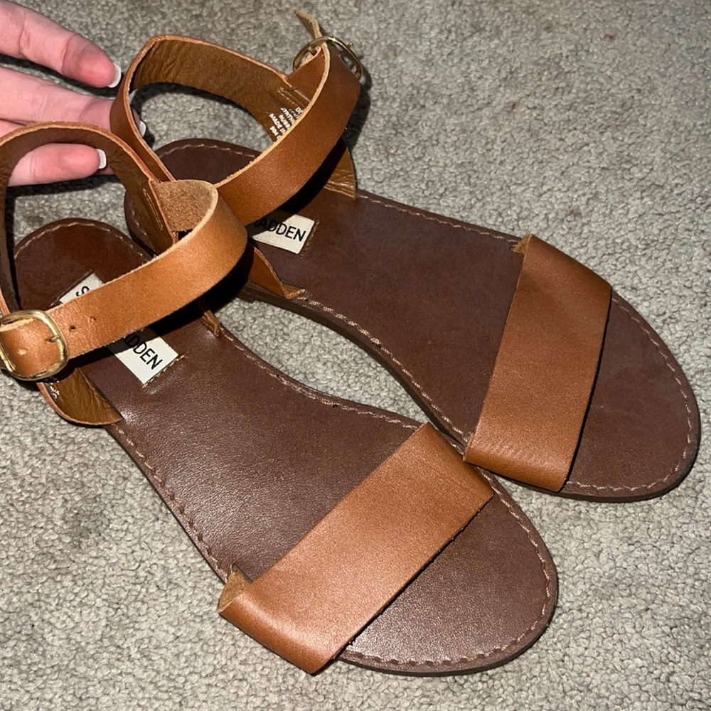 NEVER WORN steve madden brown leather sandal
